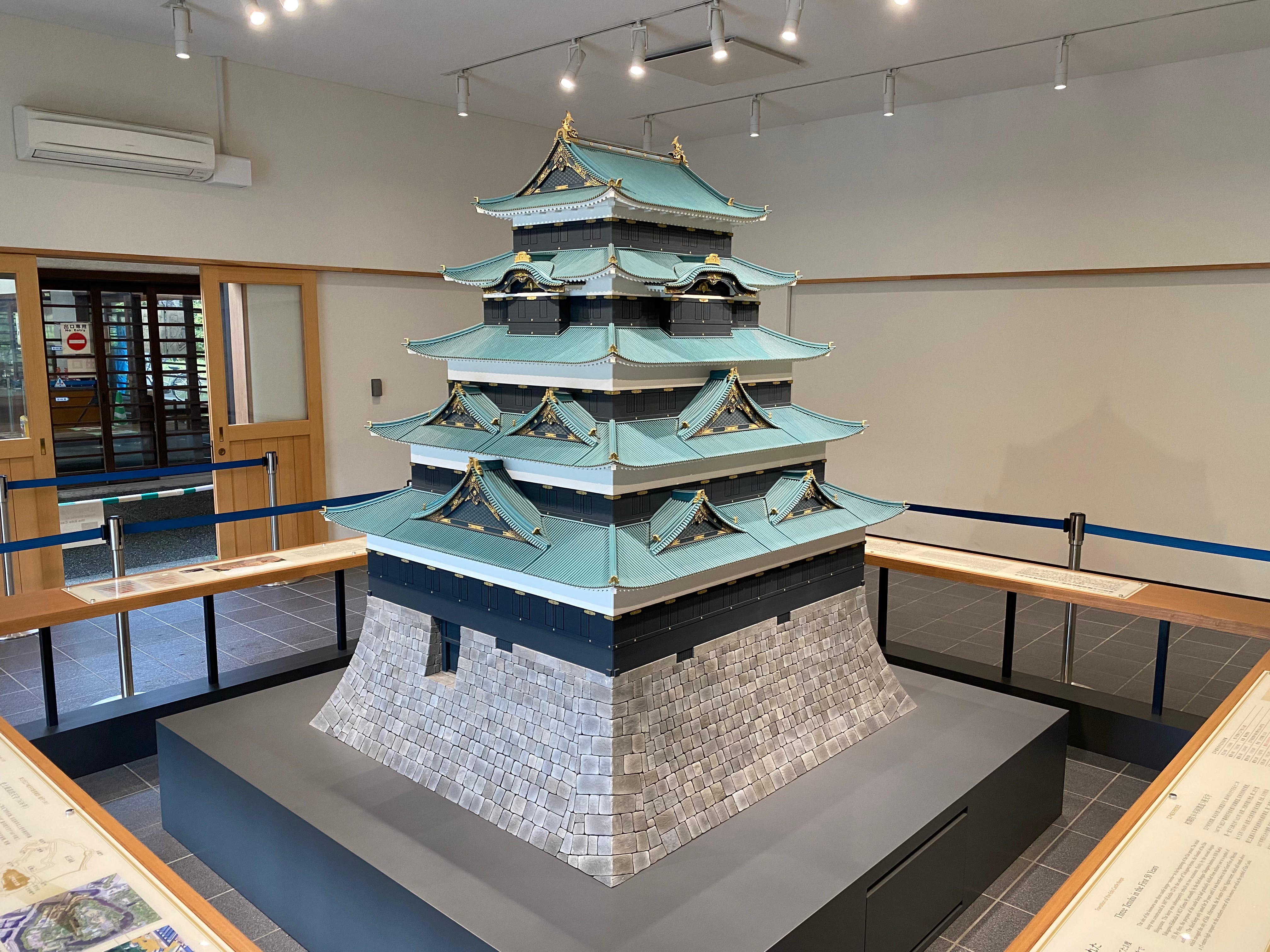 Imperial Palace walking tour in Tokyo